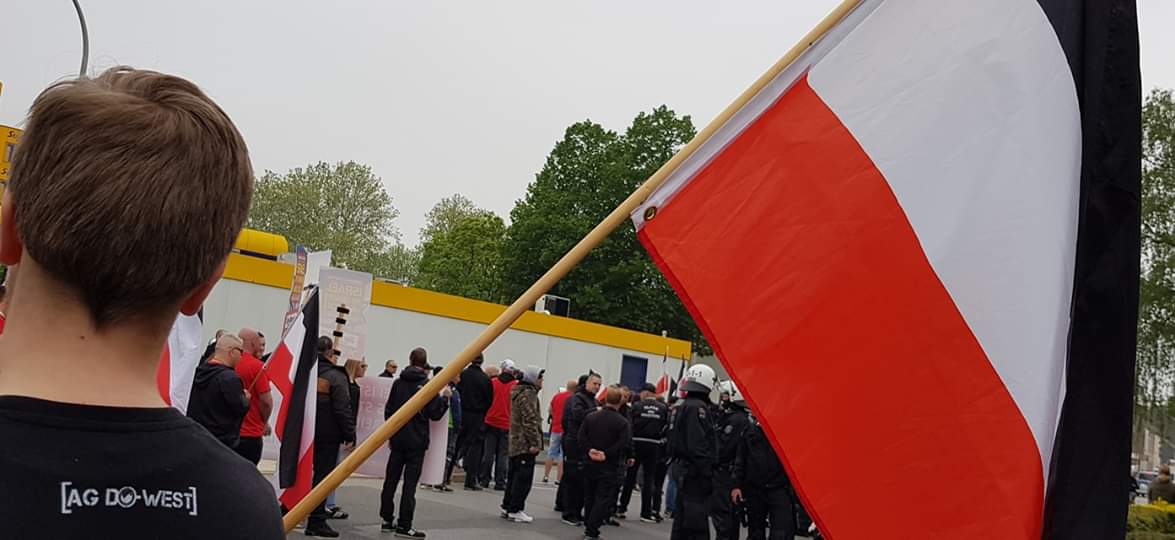 Heute ist traditioneller Arbeiterkampftag! Auch wir standen heute auf der Straße und schlossen uns der nationalen & sozialistischen Demonstration in #Duisburg an, die von @dierechtebund organisiert wurde. Die Versammlung verlief wieder einmal reibungslos! 😎 #1Mai #du0105
