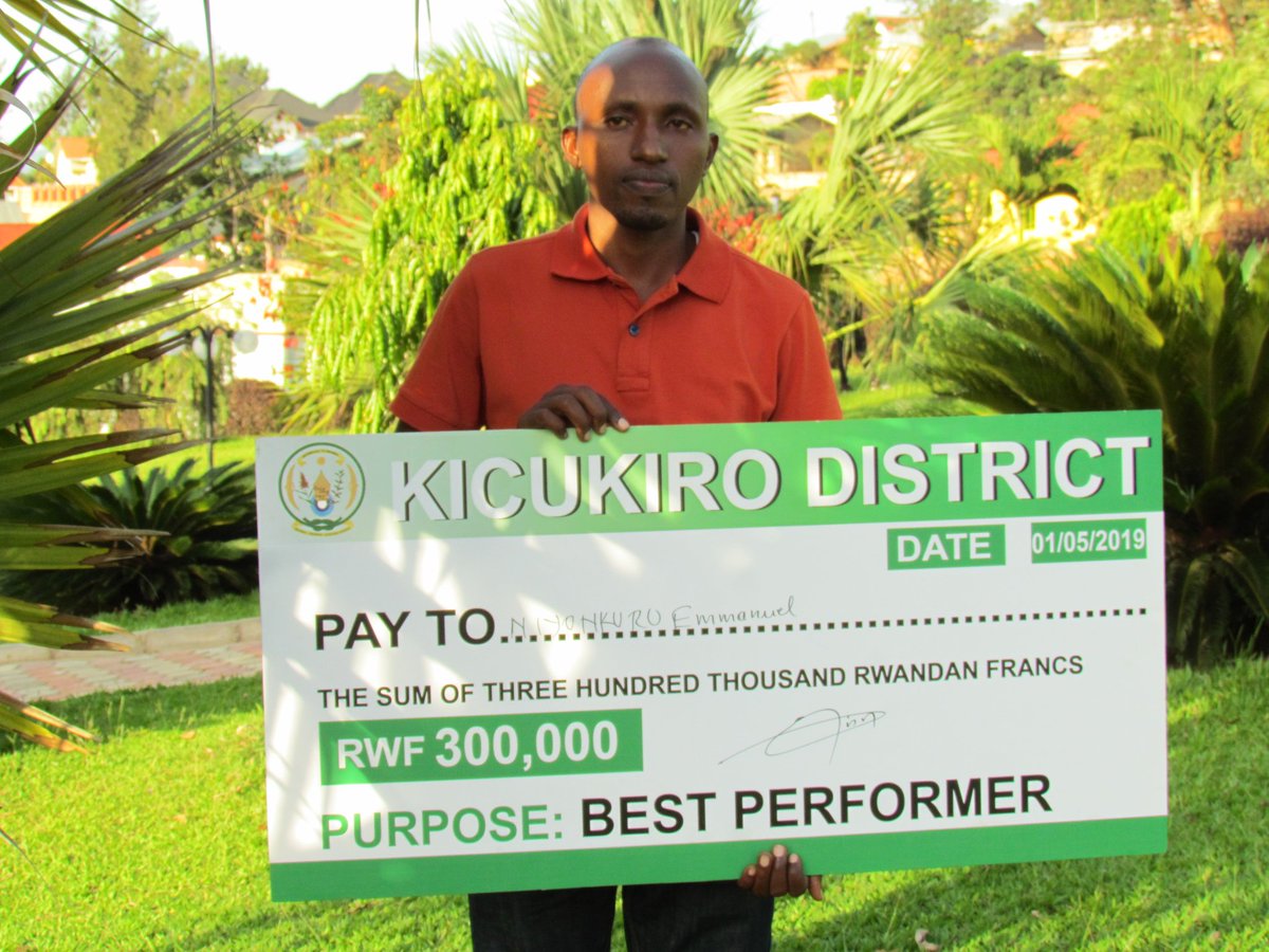 KicukiroDistr's tweet photo. Niyonkuru Emmanuel, the Executive Secretary of Karambo Cell in Gatenga Sector is the best employee of the year 2018/2019 in Kicukiro District. Niyonkuru is famously known as the best organizer of successful Car Free Day Events. Congratulations again! @CityofKigali @MCRwakazina https://t.co/dqUfdHgdR9