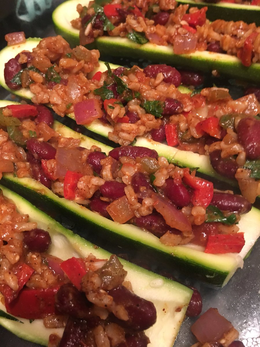 _dishbestserved's tweet photo. Keeping up with my meal prep🙏🏻
#veggiesmost #chickenbruschetta #homemadeparfait #vegetarian #zucchiniboats #greeksalad #eatingincolor #eatingwithintention #adishbestserved #gratitude #healthyliving #weightloss #healthyrecipes #heathymeals https://t.co/7vVUsJq1Wh