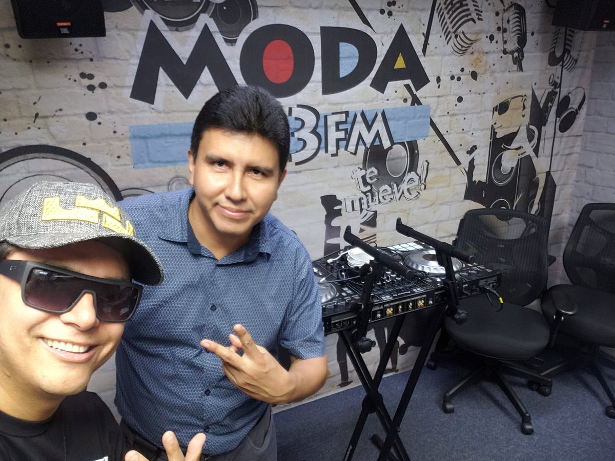 manuelnarvaezre's tweet photo. Visitando la cabina de @ModaFM #RadioModa #ModaTeMueve https://t.co/YTY3ZztrCY