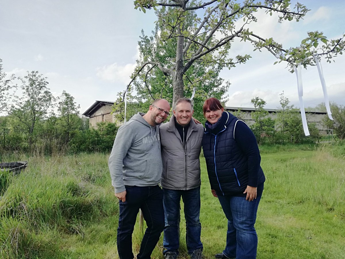Havelwasser's tweet photo. Das Havelwasser-Team mit Ingo Möhring im Birnengarten Ribbeck 🍐🍐🍐 #TagDerBirne #BirnengartenRibbeck #Ribbeck #MehrBirne https://t.co/u9N20tin0Y