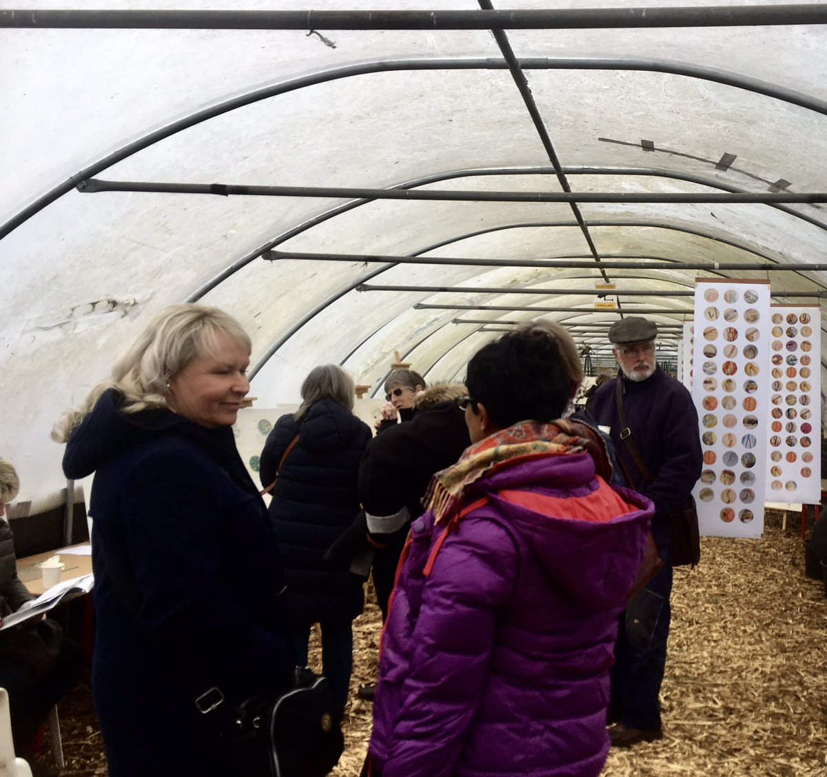BoundaryWay's tweet photo. Find out more about the #beyondnessofbees gathering last Saturday in our latest blogpost by @artofbeingholly - an #artsandscience project magnifying the world of bees π https://t.co/wyqOf98uVt https://t.co/1XilOarWxD