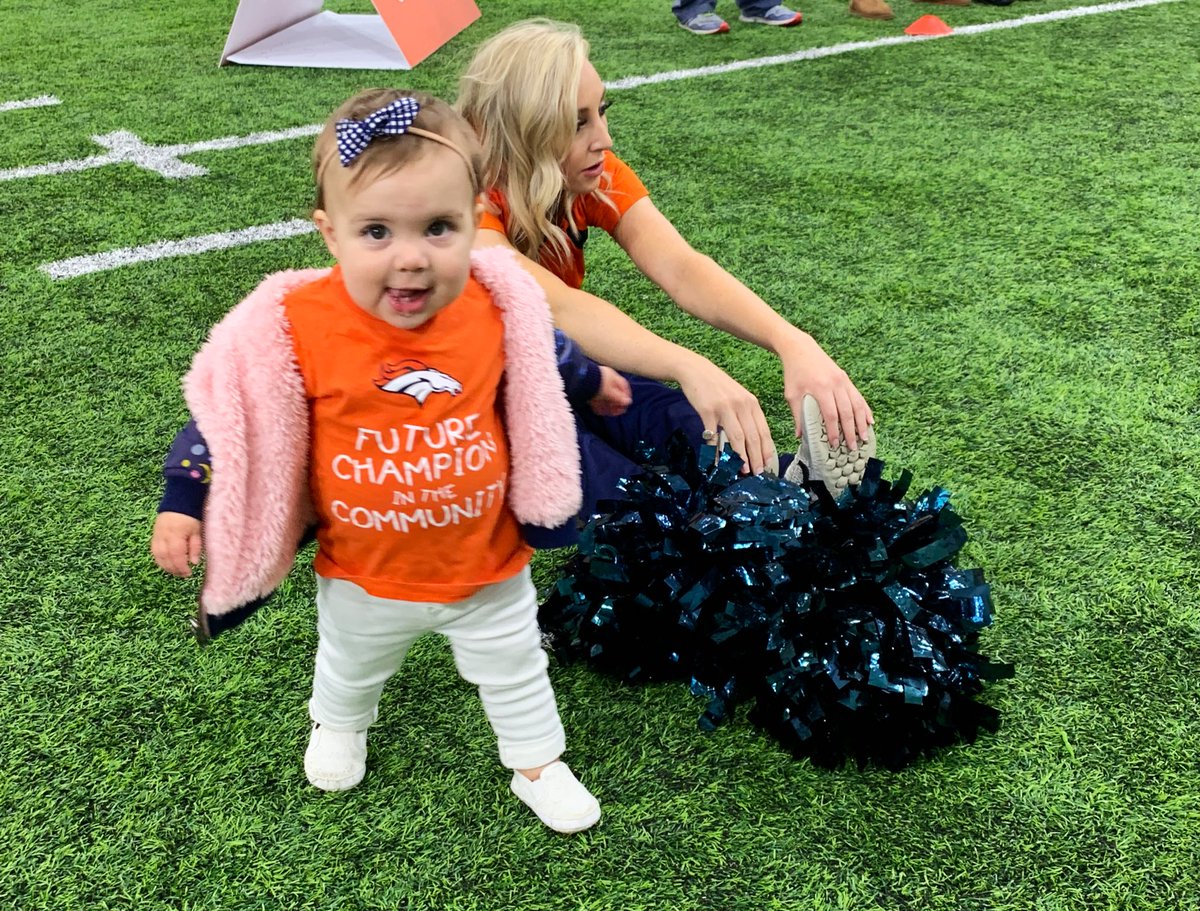 BroncosOffField's tweet image. .@jsimms1119’s daughter is DEFINITELY a future champion in the community 💪

(looks like maybe a #FutureDBC, too 💙)