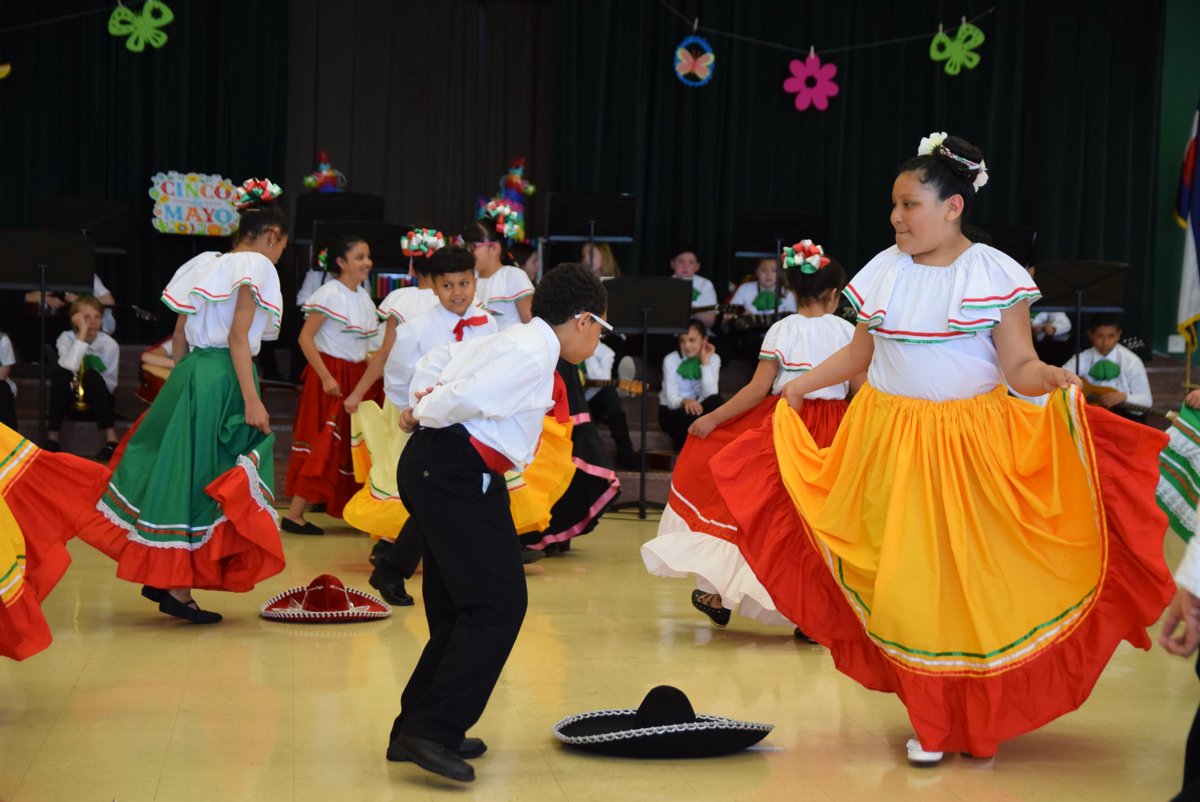 We celebrated Cinco de Mayo with students from @WilsonWildcats1 enjoying traditional dance and music from Sabin's mariachi ensemble.  Love to make connections with our feeder schools!! This event was coordinated by our Diversity Club, sponsored by Julia Chung. <a href="/CSSD11/">Colorado Springs Schooll District 11</a> @D11Supt