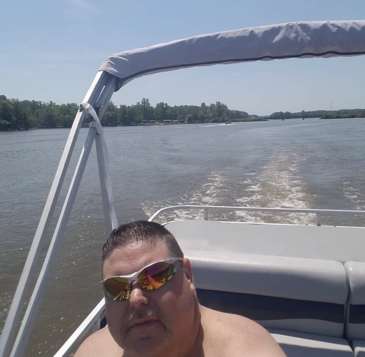 JoshWorley72's tweet image. Single entrepreneur looking to give away $50,000 cash weekly to everyone who likes/rt this, as well as weekly rides on my pontoon. Must be following for chance to win #single #selfie # lake day