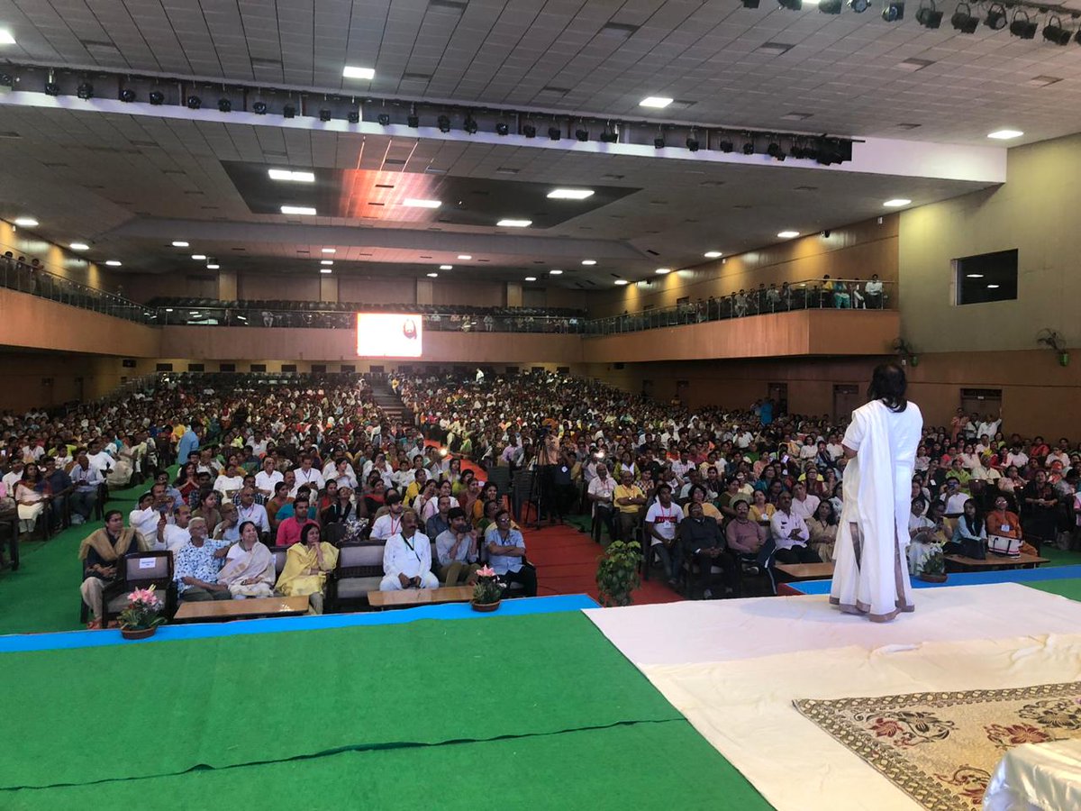Gurudev's tweet photo. The purpose of universities is to create personalities with qualities of enthusiasm, patience, creativity &amp; compassion, which are appreciated universally.

@ArtofLiving has signed an MoU with Dr APJ Abdul Kalam Technical University, Lucknow for programs for students &amp; faculty. https://t.co/ZoRcrCkogB
