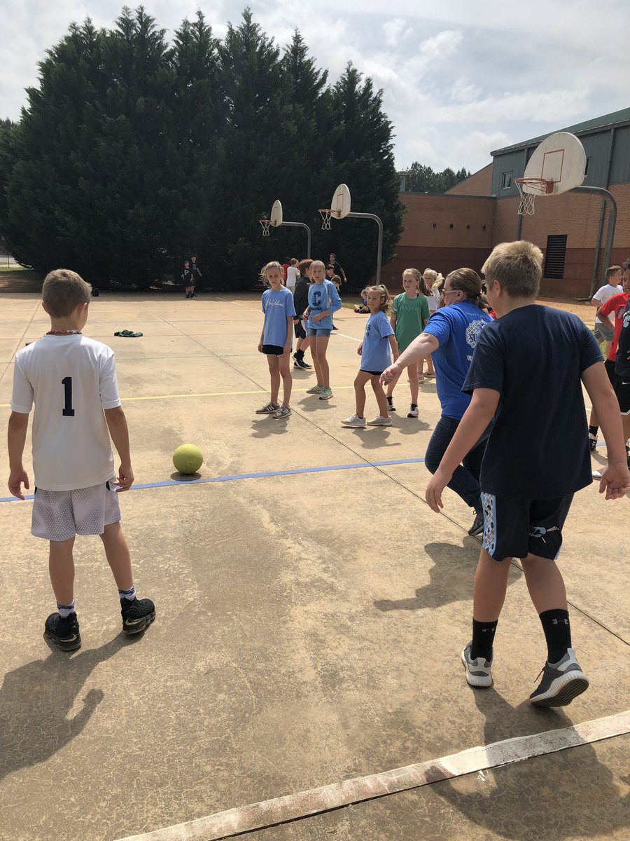 5Dibert5's tweet photo. Reward day fun! Students who earned 20 paws for being leaders received lunch outside and kickball with the teachers!! @DibertEly5 @hesterclass @StaciPayne5 @BennettSHE5th @keslersclass @summithillhusky @lorriebearden @MBMBurns https://t.co/IYosimfwaW