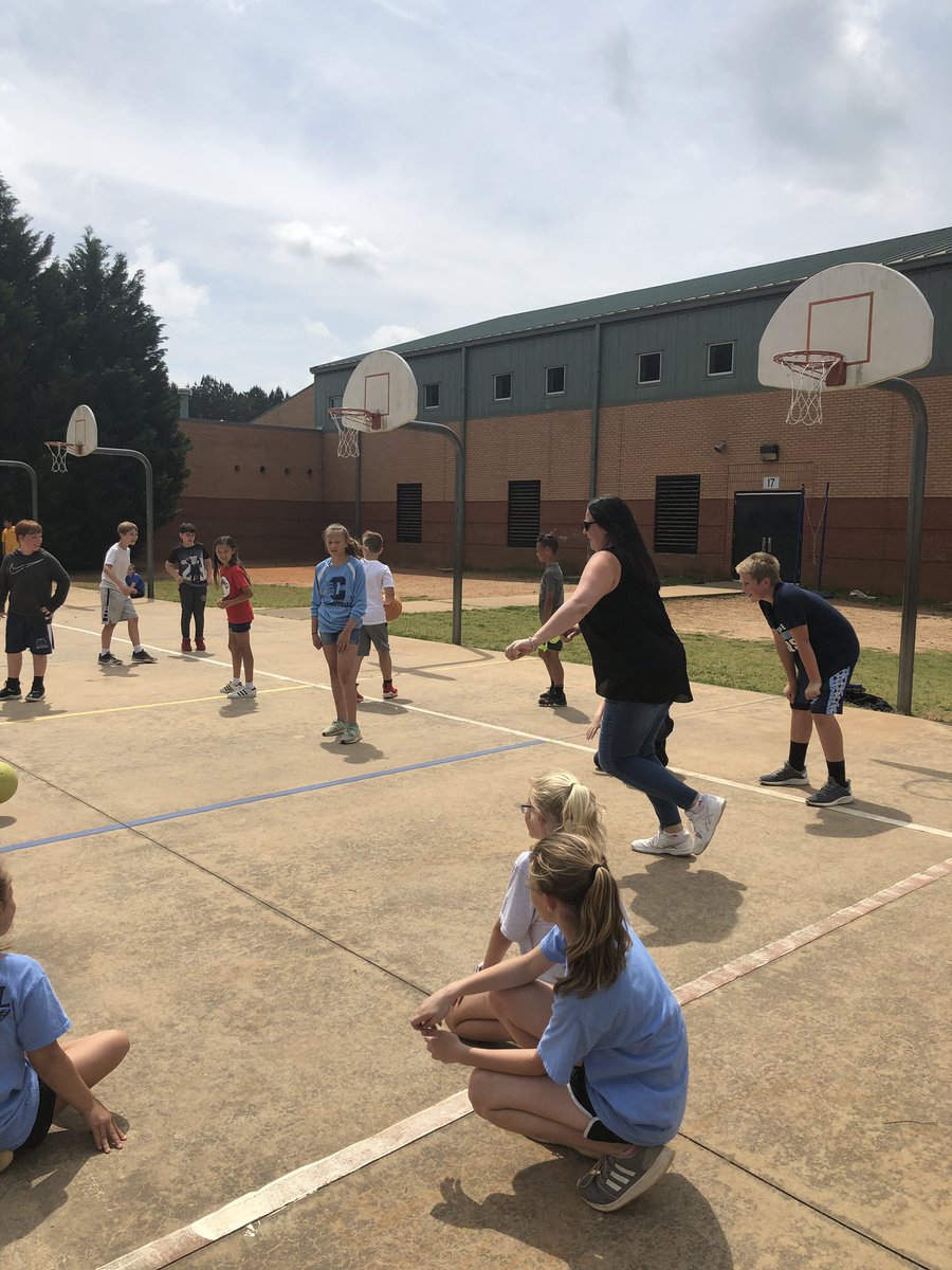 5Dibert5's tweet photo. Reward day fun! Students who earned 20 paws for being leaders received lunch outside and kickball with the teachers!! @DibertEly5 @hesterclass @StaciPayne5 @BennettSHE5th @keslersclass @summithillhusky @lorriebearden @MBMBurns https://t.co/IYosimfwaW