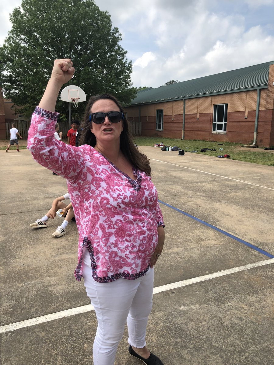 5Dibert5's tweet photo. Reward day fun! Students who earned 20 paws for being leaders received lunch outside and kickball with the teachers!! @DibertEly5 @hesterclass @StaciPayne5 @BennettSHE5th @keslersclass @summithillhusky @lorriebearden @MBMBurns https://t.co/IYosimfwaW