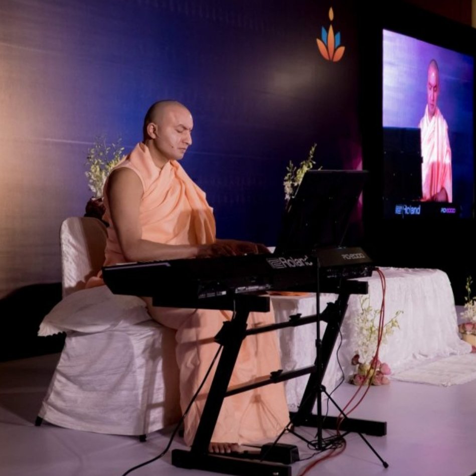 SanjanaOm197's tweet photo. My #Master, who is the embodiment of #Supreme #Lord.

My infinite obeisances and salutations to You #OmSwami ji, my #Guru/#Lord whose form pervades the whole #Universe, the one who is #indweller of all animate &amp; inanimate #entities 🙏⚘ https://t.co/p3v5VbASS7