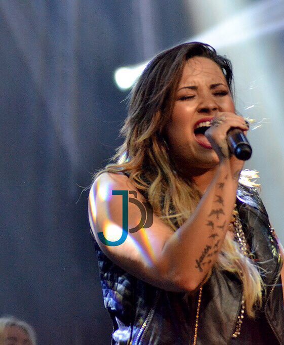 centraldemi_'s tweet photo. Há 5 anos, Demi Lovato se apresentava pela segunda vez em Belo Horizonte, com a "The Neon Lights Tour". 01/05/2014 ♥️ #TNLT #TNLTBrasil https://t.co/p00eO10vb0
