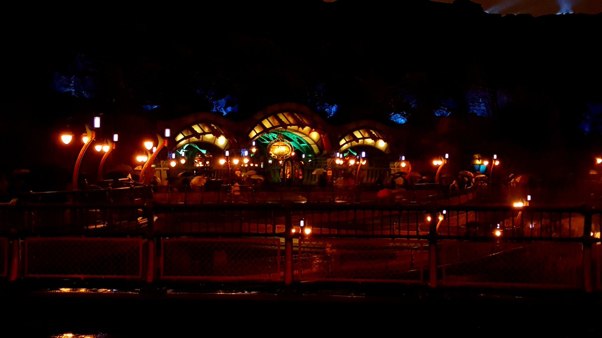  #GoldenAfternoonWeek Once the sun goes down it's too hard for Lauren to arrange night shots so there's not much of me here, but the park sure is pretty at night(Everything is prettier at night)