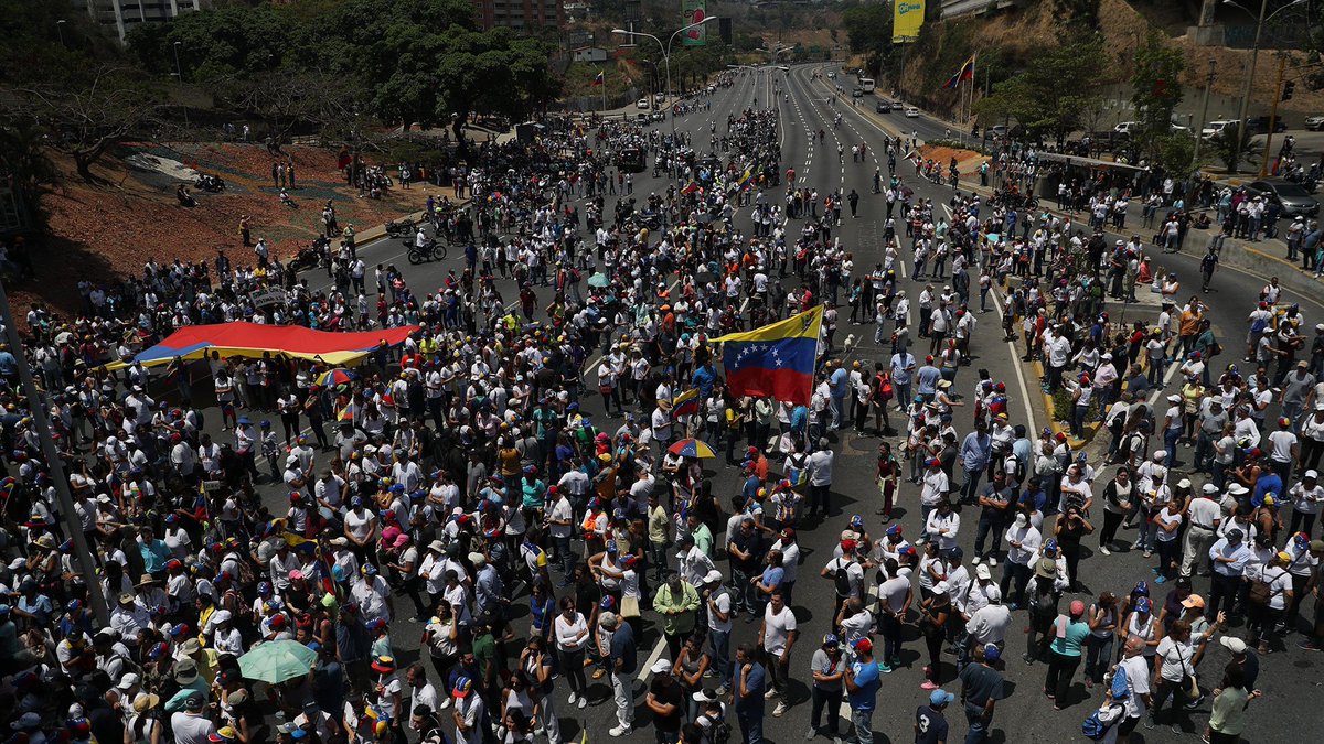 infobaeamerica's tweet photo. 🔴 𝗘𝗡 𝗩𝗜𝗩𝗢 EN INFOBAE

Los venezolanos salen a las calles para exigir la renuncia de Nicolás Maduro

𝗙𝗮𝗰𝗲𝗯𝗼𝗼𝗸 https://t.co/zxZOpdyEUG

𝗬𝗼𝘂𝗧𝘂𝗯𝗲 https://t.co/ICMdEE6Cjy

𝗜𝗻𝘀𝘁𝗮𝗴𝗿𝗮𝗺 https://t.co/Q6AdpObQhy

𝗧𝘄𝗶𝘁𝘁𝗲𝗿 https://t.co/pCSSzDeLIt https://t.co/jXiRYiyhon