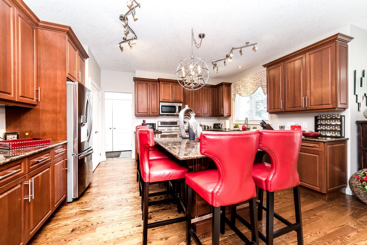 sutherlandreale's tweet photo. Free this weekend? Well, check out this stunning executive custom built 3+1 home located in the heart of Port Hope.  Open House Saturday(4) &amp; Sunday(5) from 2-4 pm @ 14 Elgin St S, Port Hope.   
For more info visit:
https://t.co/YZWuBS7J87
           Or:
https://t.co/41P9jwOUgD https://t.co/i1d7tqTz4Z
