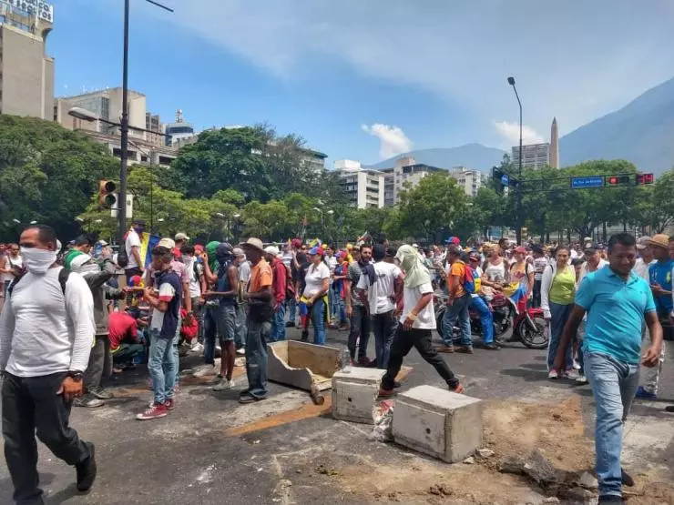 #SepaQue Con música y pitos ciudadanos se concentraron en Plaza Altamira este #1May bit.ly/2H1rLnB