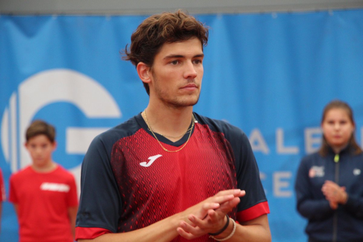 FutureAngers's tweet image. 👏 Des applaudissements pour saluer le courage de Jeroen Vanneste, qui avait exprimé le matin dans le bureau du juge-arbitre toutes ses peines à pouvoir aller sur le court.

#SportAngers 🎾