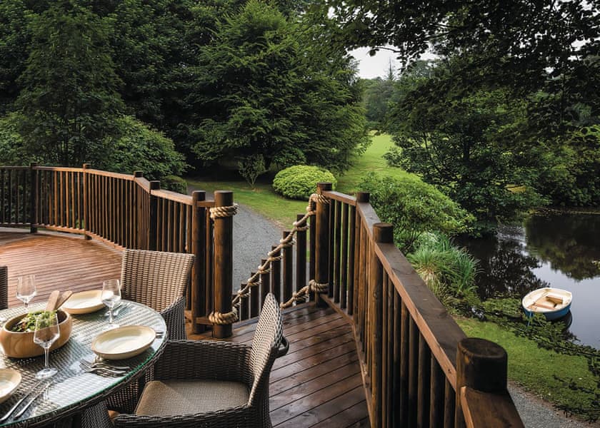 The Treehouse at Clowance near St Ives in Cornwall sums up luxury in all its glory with a stunning outdoor copper bath tub. Book your luxury family break here  partners.hoseasons.co.uk/CFE/lodges/the… #childfriendlyescapes #familytravel #familyluxuryescapes #luxuryescapes #staycation