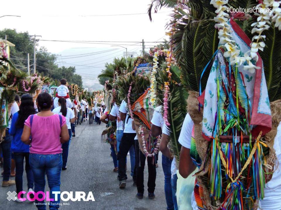#SabíasQue...
En #Terán también se ofrenda la hoja de espadaña a la #SantaCruz. Esto surge en 1954 cuando don Pedro González Cabrera oriundo de Terán adopta esta tradición al casarse con una mujer que #Suchiapa y lleva las primeras espadañas a la Parroquia de la Santa Cruz 🌾
