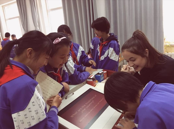 eslinchina's tweet photo. Part of the fun of teaching abroad is that you don't only teach your students about your culture, but you can also learn about theirs. Another great picture from Taylor's class in Beijing 😊 #esljobs #Teachers https://t.co/gruEOyfX5u