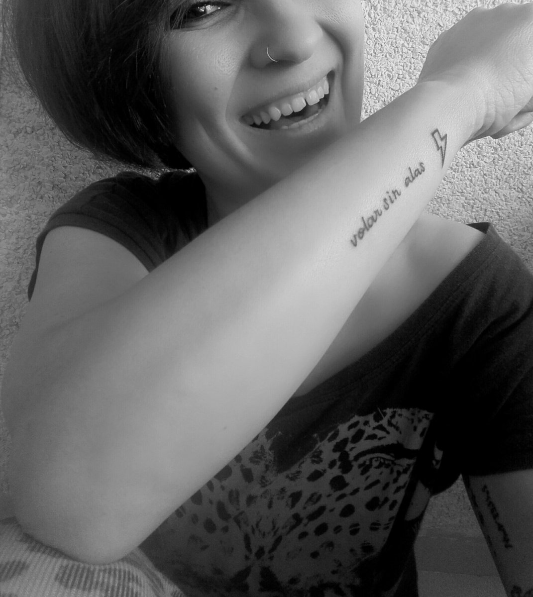 LaESTERsinH's tweet photo. Hablar con el alma, sin miedo a expresar las emociones, sin máscaras, siendo fiel a mí, sin fallarme.... Volar sin alas es mi meta, en cualquier lugar, en cualquier momento, con más, con menos, no quiero dejar de volar así, sin alas...
#VolarSinAlas @ElCanijodeJerez #gracias https://t.co/6JRLOTBsNP