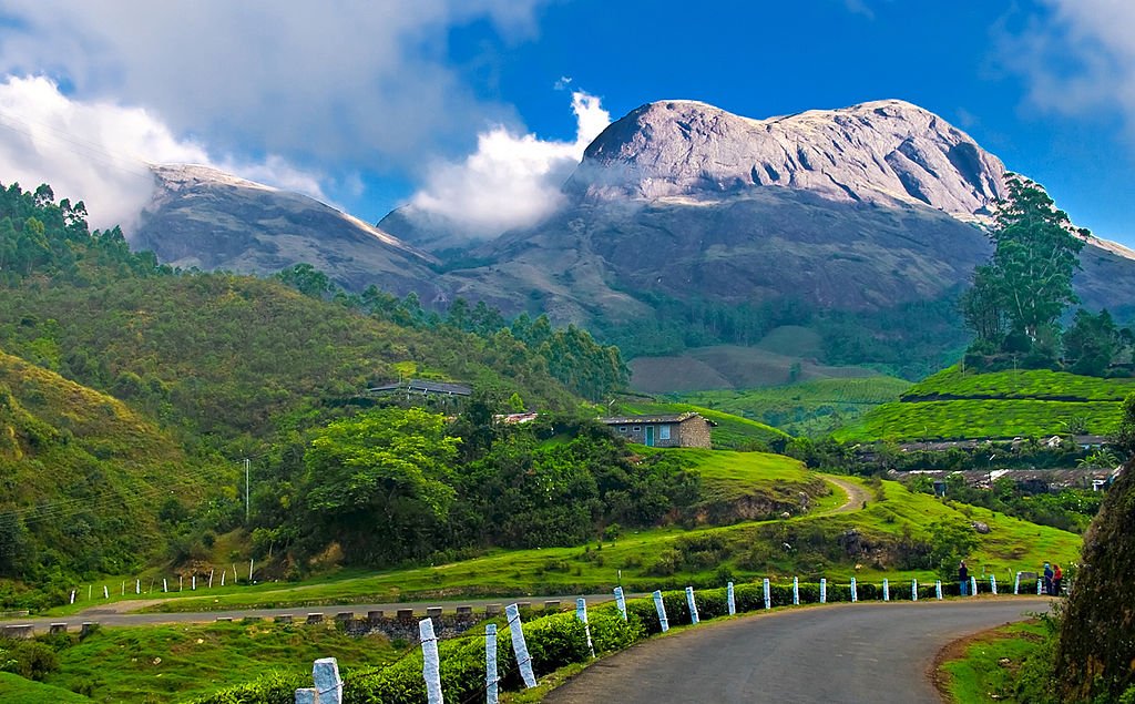 Tea estates, cycle rides, echo points and the regal Anaimudi hilltop. The hill station  of Munnar is there to cast a spell n you. The sights you behold will stay etched in your heart always. So book with BoHapus and click your way to happiness.