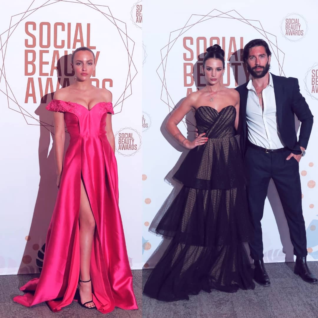 #redcarpet @Sandrea26France & wearing  #christopheguillarme #eveningdress 👗 #missfrance 👑 @SylvieTellier and @MaevaCouckeOff #influencer @carlaginola & @laplumedejade 👫 @Stephane_Rod at #socialbeautyawards  @easypara
#photocall #fashionblogger #blogger #fashionlookbook #style