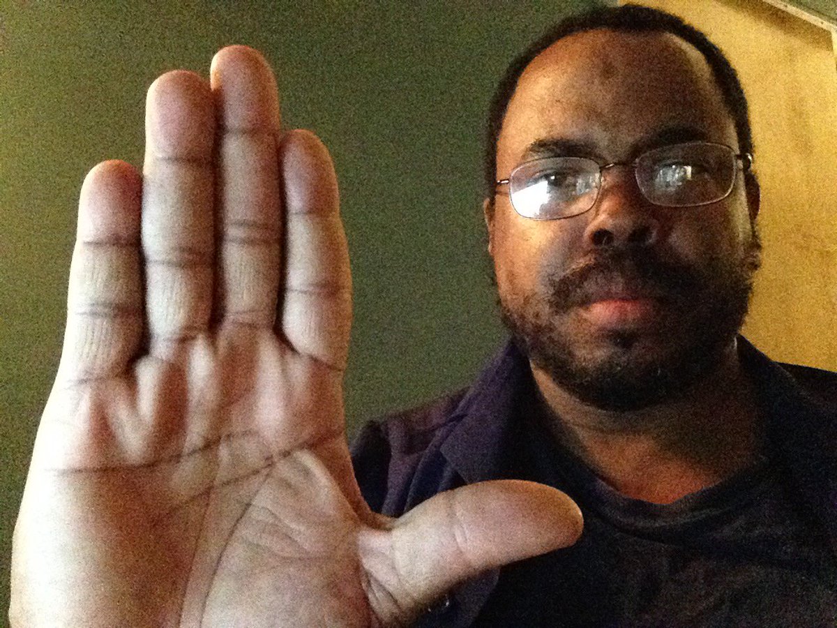 kickitoldschool's tweet image. Right backatcha, beautiful 💜 #LHandSign #LupusAwarenessMonth