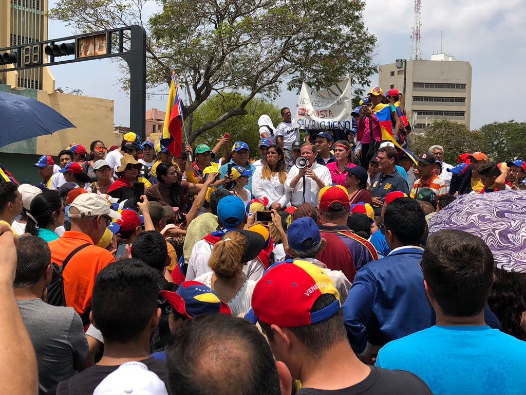 hcapriles's tweet photo. #1May ¡Qué GRANDE es nuestro amado pueblo y los trabajadores del Zulia! A pesar de todas las calamidades que les han hecho pasar los últimos meses, siguen en las calles alzando su voz exigiendo Libertad y Democracia #VamosConTodo https://t.co/5ju31RRpY7