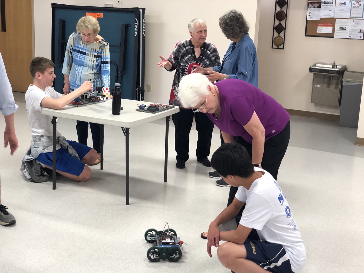 Gah_MS_Robotics's tweet photo. ๐๐๐๐ Robotics visiting the Senior Center today! #HQLE https://t.co/qux1NRNyBy