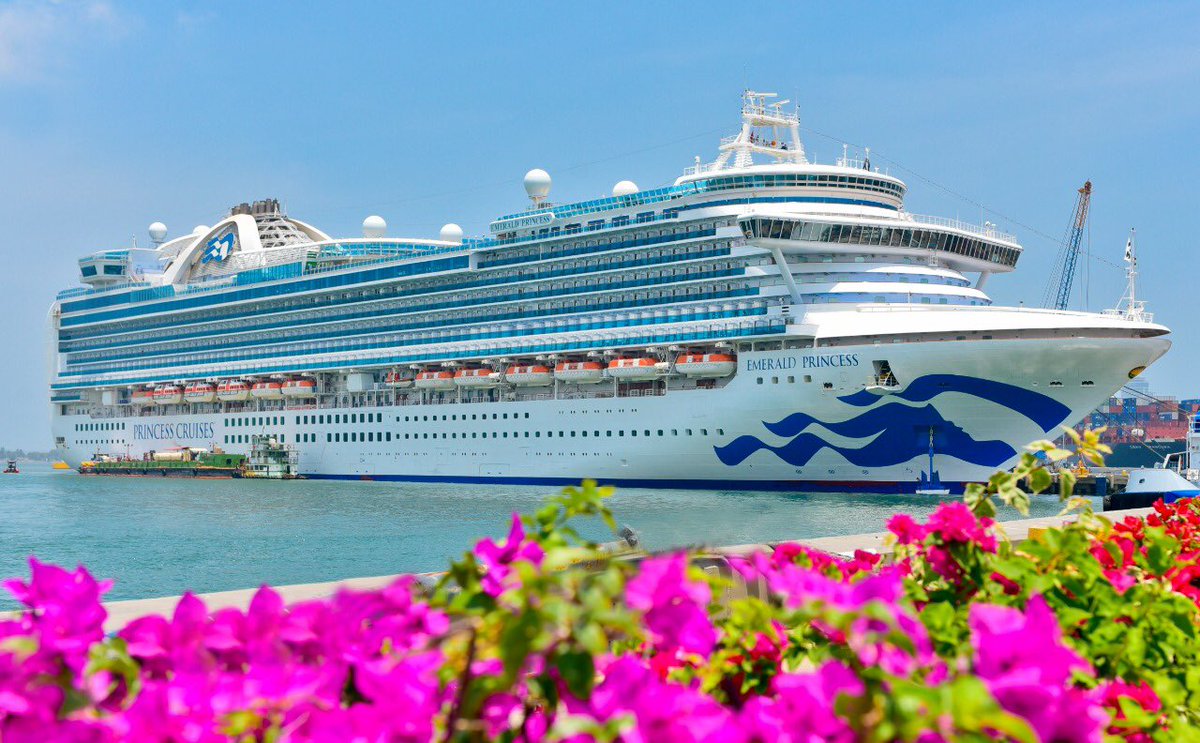 Star cruises. Breeze корабль. Карнивал магик. Crystal serenity круизы. Бриз морской круиз.