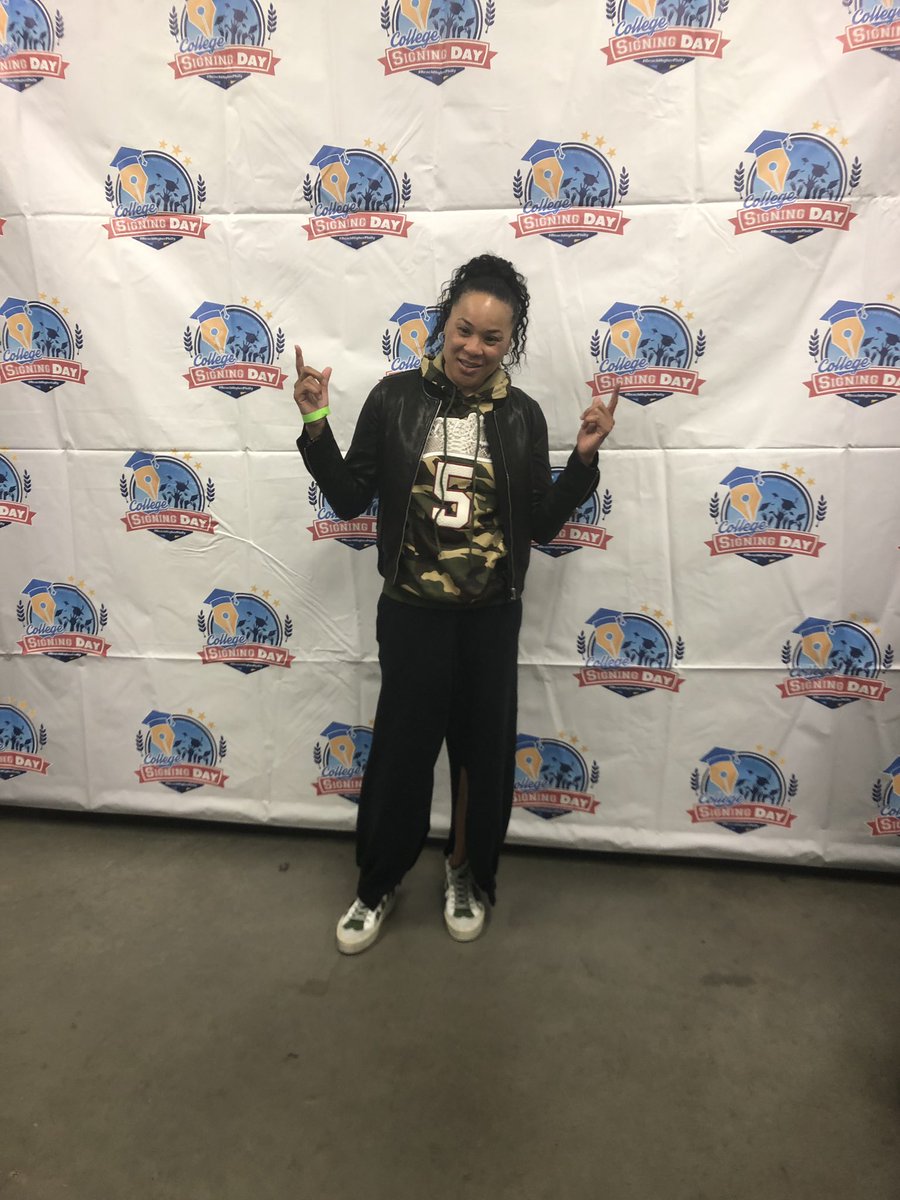 DAFrizzG's tweet photo. “Whatever college or university you attend take Philly with you! “ @dawnstaley #CollegeSigningDayPHL #REACHHIGHERPHILLY https://t.co/Dh6dMWGbfE