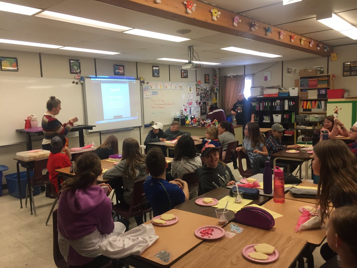 shayepatras's tweet photo. Awesome parents and community members sharing their expertise with @woodhavenms students on our #whpack career day. Thank you Cake Affair for giving our kids this experience! #whpack https://t.co/fgc8E4D30g