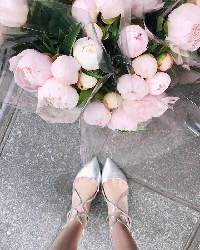 It’s here. It’s time. It’s peony season.
Spotted these in Paris—aren’t they just the perfect shade of pale pink? bit.ly/2VzcuUf