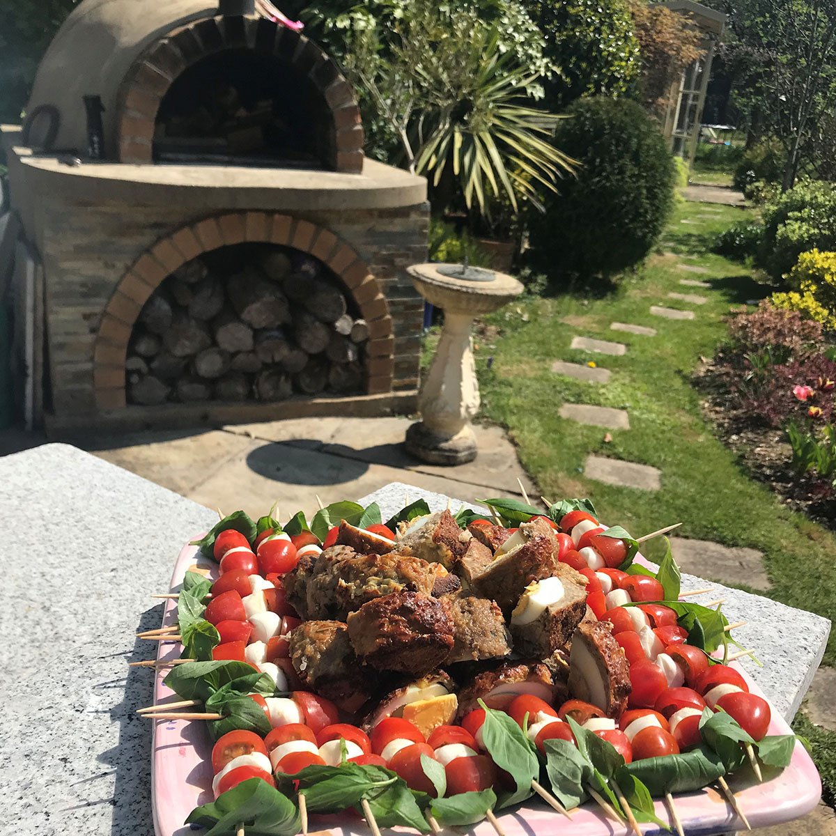 Happy Hump Day! Stay on plan this #BankHoliday weekend by serving #SlimmingWorld-friendly Free Food treats – like this stunning platter rustled up by #SWConsultant Zoe (swgoldenzoe on Instagram).☀️💁
