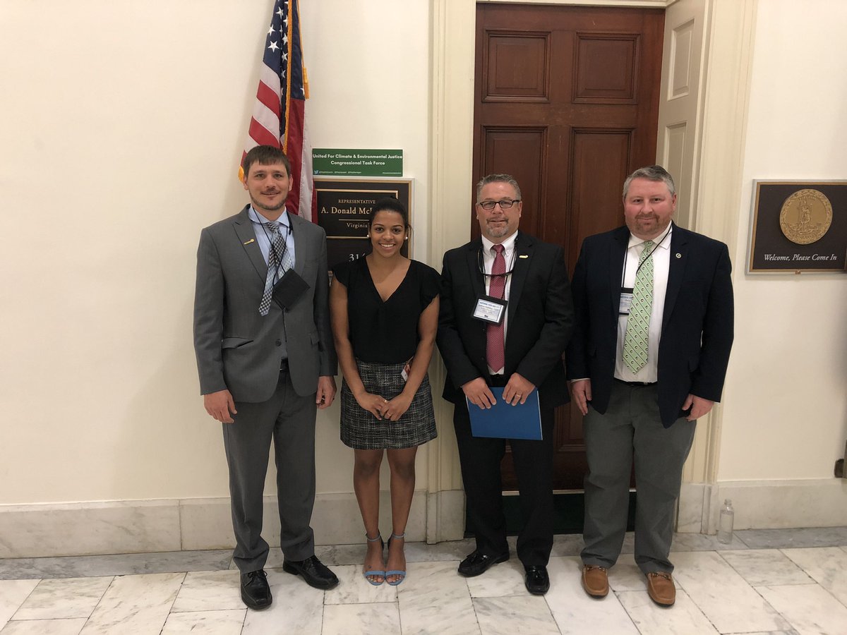jholliday83's tweet photo. @VirginiaGCSA @VSGA1904 great day at @wearegolf #NGD19 advocating the golf industry in DC.@GCSAA https://t.co/Qy0oC9sDYG