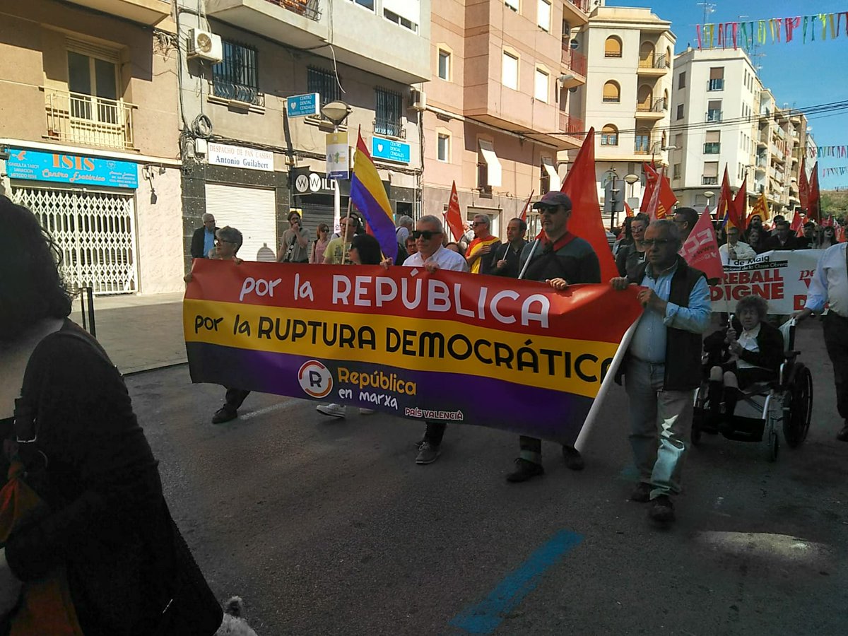 ElxRem's tweet photo. REM ha estado hoy en la manifestación del día de los trabajadores, por un #1deMayo para los obreros. https://t.co/fpyXTRrssm