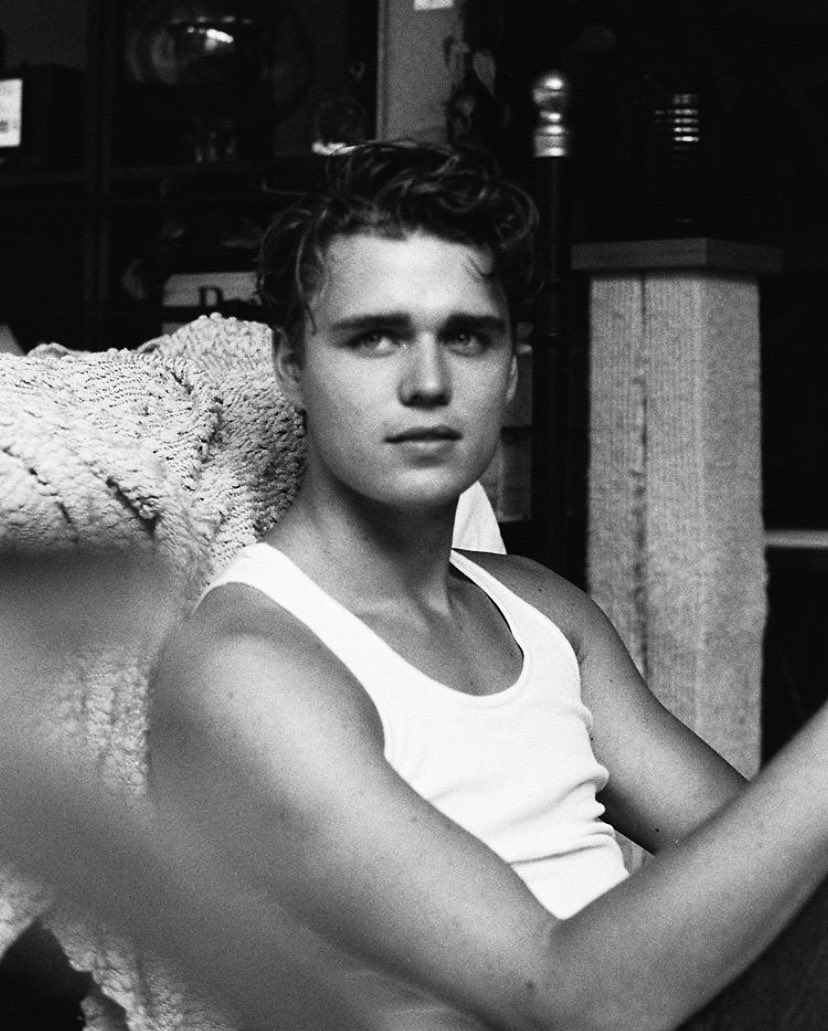 . . . 𝑡𝑟𝑦𝑖𝑛𝑔 𝑡𝑜 𝑏𝑒 𝑒𝑑𝑔𝑦.