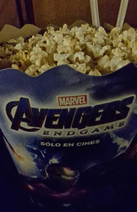 Cuando fui al cine comí muchas palomitas con mi novia @karolseviilaof #AvengersEndgame