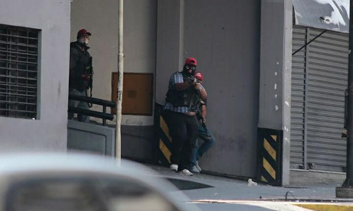 jguaido's tweet image. Ante el avance de la #OperaciónLibertad, el régimen cobarde trata de demostrar con represión focalizada un control que ya no tiene. 

No le queda respuestas, no le queda nada. Se vieron débiles ayer y hoy lo están más, porque #Venezuela va con todo en las calles.