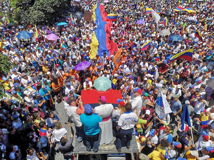 jguaido's tweet image. Ante el avance de la #OperaciónLibertad, el régimen cobarde trata de demostrar con represión focalizada un control que ya no tiene. 

No le queda respuestas, no le queda nada. Se vieron débiles ayer y hoy lo están más, porque #Venezuela va con todo en las calles.