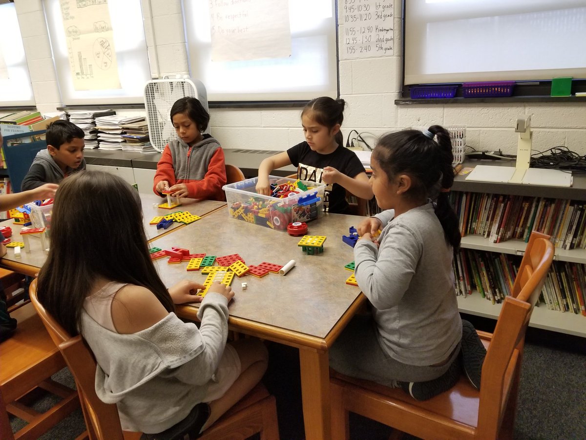 JanineMorganDou's tweet photo. First graders tried building a house for the 3 Pigs or a bridge for the 3 Billy Goats Gruff. #chdreambuilders https://t.co/TaL3IJGxye