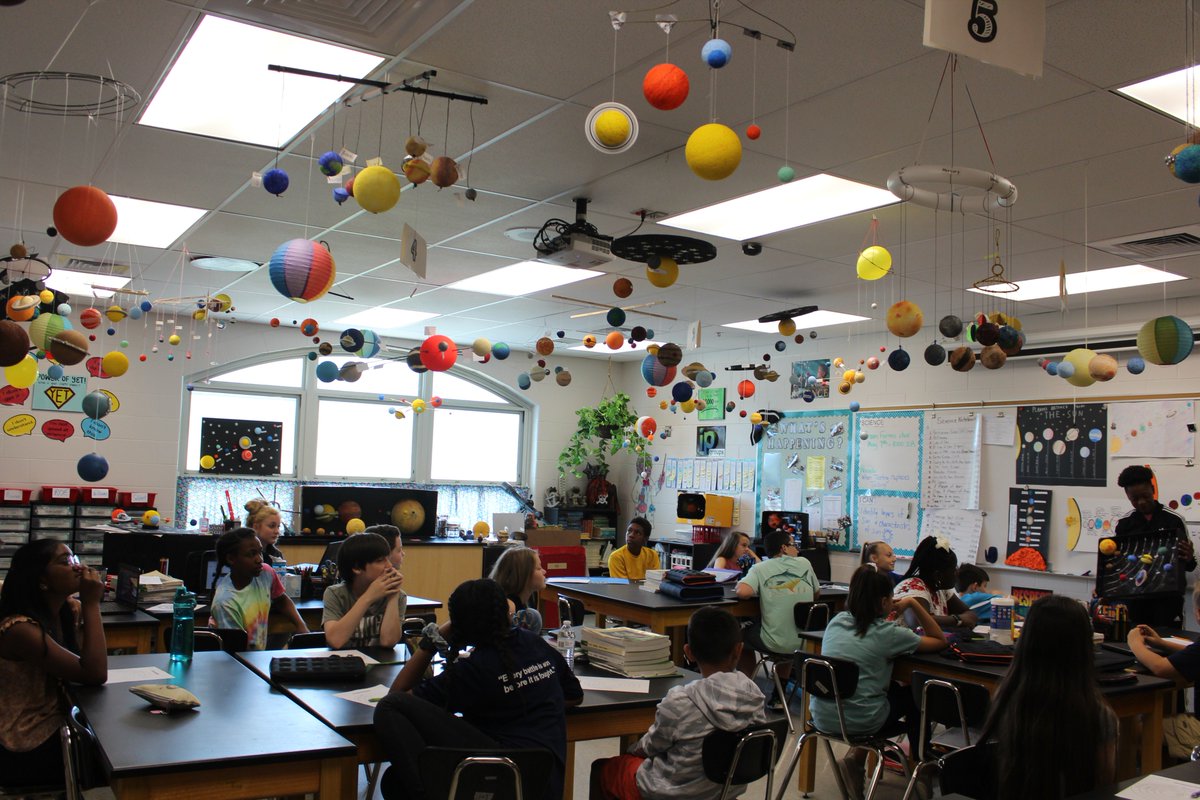 laroe8's tweet photo. 6th Grade Solar System PickaProject Day 1 #hcsstrong @RFBumpus #Stellarwork @StayUpWithJones https://t.co/yiGmA495nm