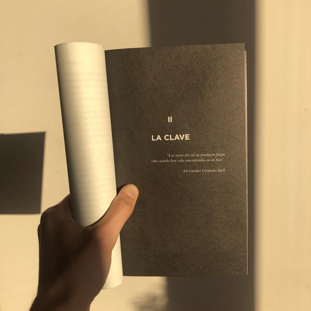 “Los rayos del sol no producen fuego sino cuando han sido concentrados en un foco” - Alexander Grahan Bell. Conseguí #laclavedelaconcentracion de @licfsaccone en librerías de todo el país y en nuestra página web. 📚😎📚🏉🎾⚽️🏑 Leer te hace bien!!
