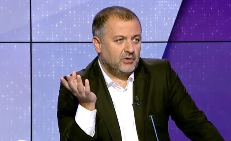 ForzaSenBenYok's tweet photo. Mehmet Demirkol : Galatasaray sanırım Beşiktaş derbisinin telaşıyla , sadece aleyhlerine yapılan hatalardan bahsediyorlar , Konya maçında ve diğer maçlarda kendi lehlerine yapılan hataları göremiyorlar malesef bu yüzden ben bunu samimi bulmuyorum, algı yapmak olarak görüyorum. https://t.co/FwfoIQv4ep