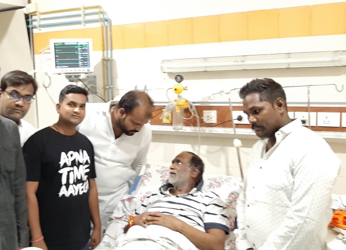 iamgopalvakode's tweet photo. Today with BJYM TEAM visited Sri Laxman Kova ji at #NIMS hospital who is on indefinite hunger strike for justice towards #Intermediatestudents since last 3 days. Enquired about his health & well being @BJP4Telangana
#DrLaxmanHungerStrike #SaveFutureOfTelangana
#GopalVakode https://t.co/Ny1VLfmSbM