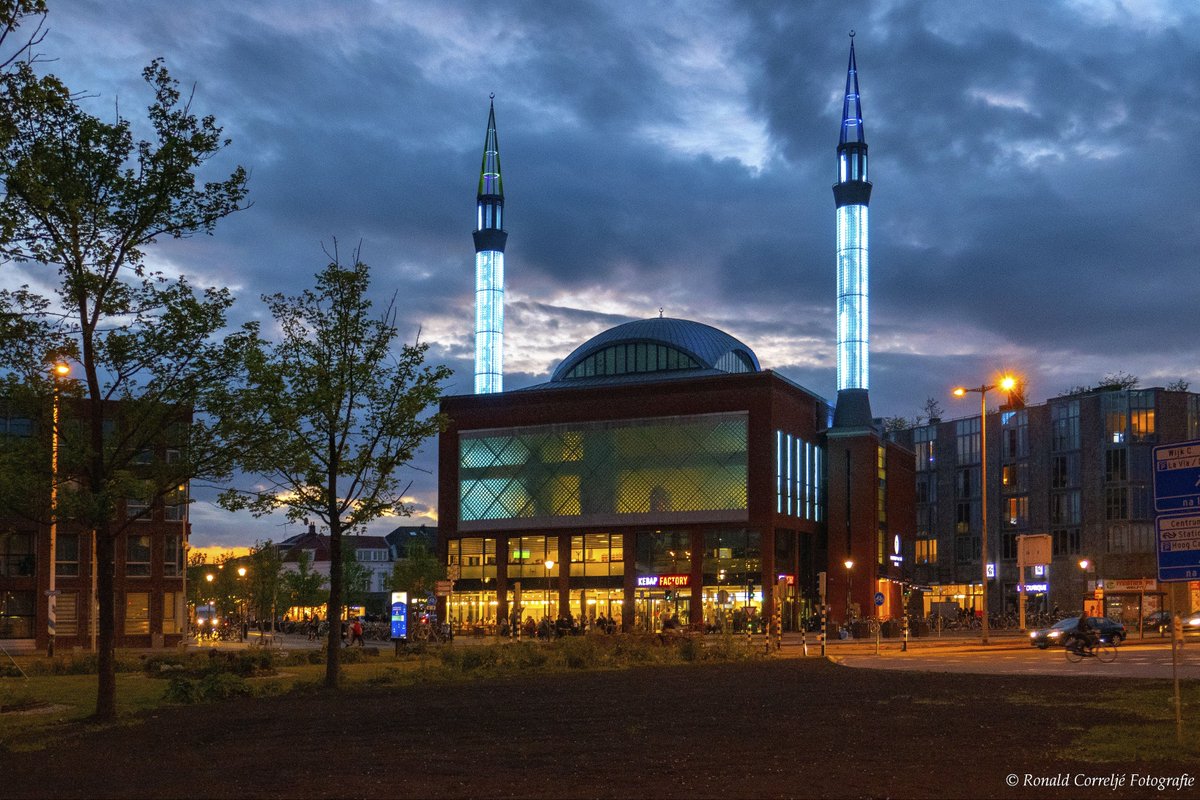 BlikOpUtrecht's tweet photo. Overdag is het #Westplein een van de minst fraaie pleinen van #Utrecht, maar 's avonds is het er net een sprookje met de prachtig verlichte Ulu Moskee in de hoofdrol. @utrechtulucamii @LombokCentraal https://t.co/7VE2EYxP6d