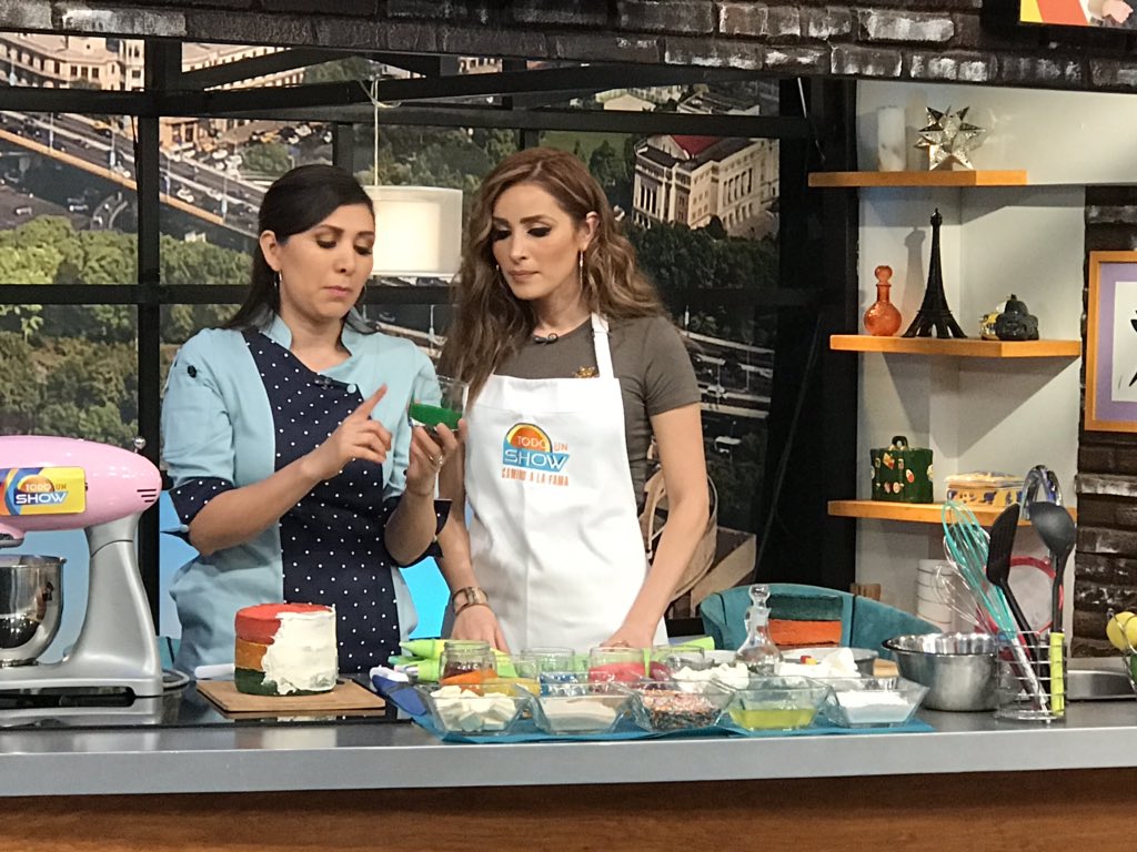TodoUnShowMX's tweet photo. ¡La @ChefMarianaMez1 nos enseña a preparar un padrisimo pastel de unicornio en la cocina de #TodoUnShowMX! 
🙌🏻🎉🎂 🦄 https://t.co/wrtQ7RcXiU