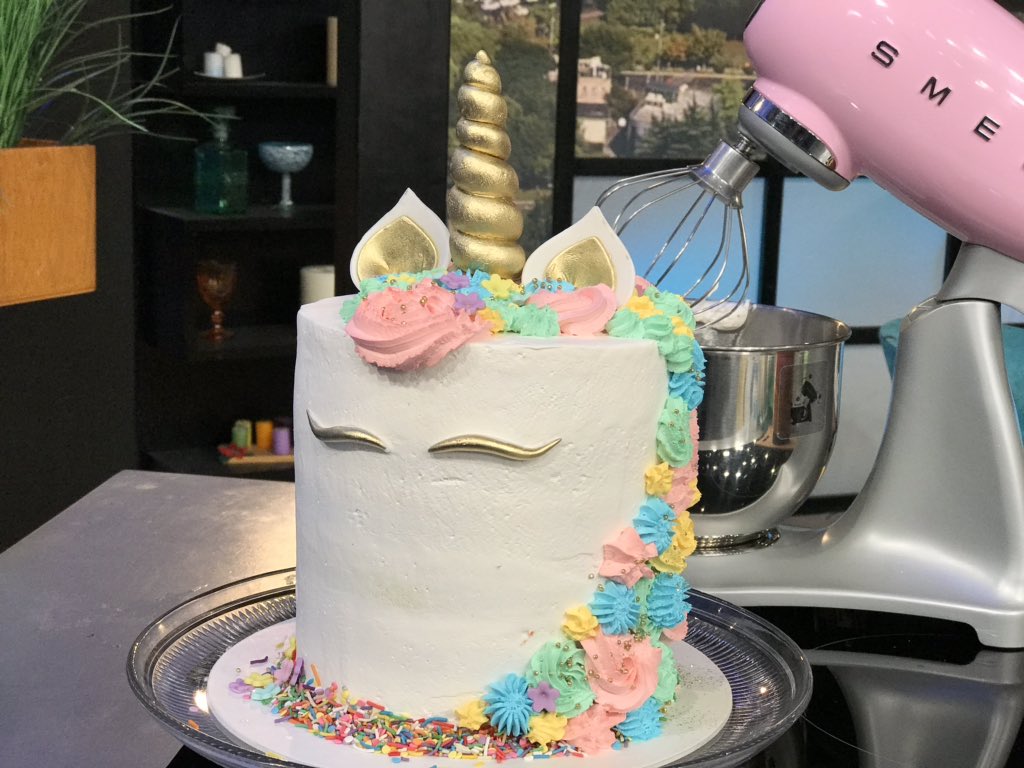 TodoUnShowMX's tweet photo. ¡La @ChefMarianaMez1 nos enseña a preparar un padrisimo pastel de unicornio en la cocina de #TodoUnShowMX! 
🙌🏻🎉🎂 🦄 https://t.co/wrtQ7RcXiU