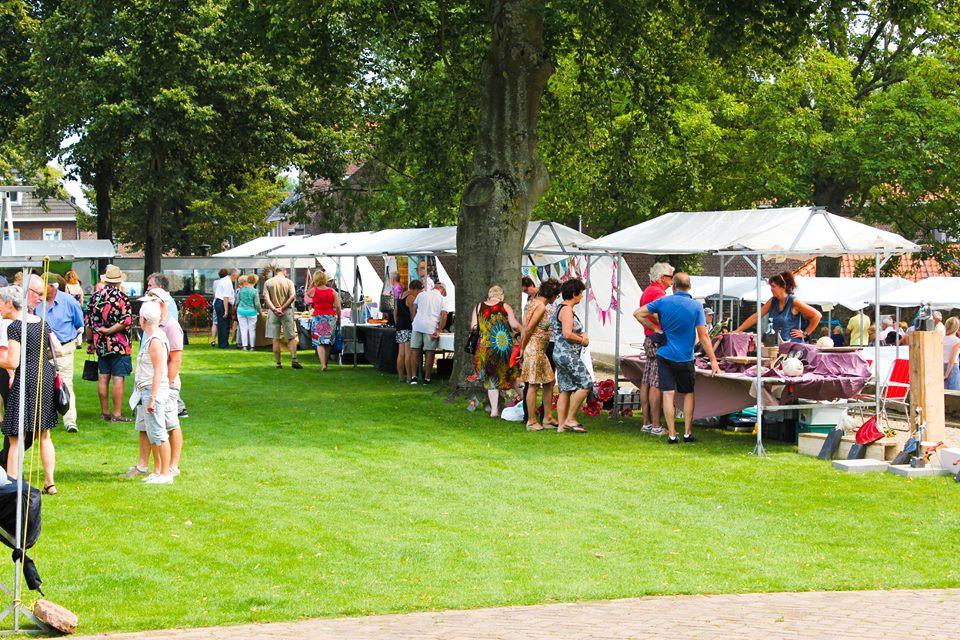 Kunstmarkt  Kessel 25 augustus 2019 komt er weer aan.  Thema is vernieuwend genaamd:  BEELDENTUIN.  Kunstenaars die nog willen deelnemen kunnen zich nog opgeven via kunstmarktkessel.nl