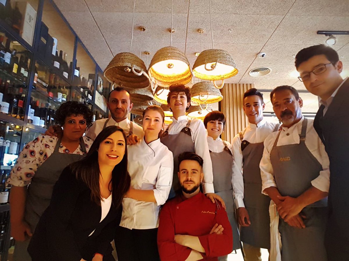 AbakoRestaurant's tweet photo. Equipo Ábako #DiaInternacionalDelTrabajador.Pasion por lo que hacemos! https://t.co/IV3mJEm5Uu